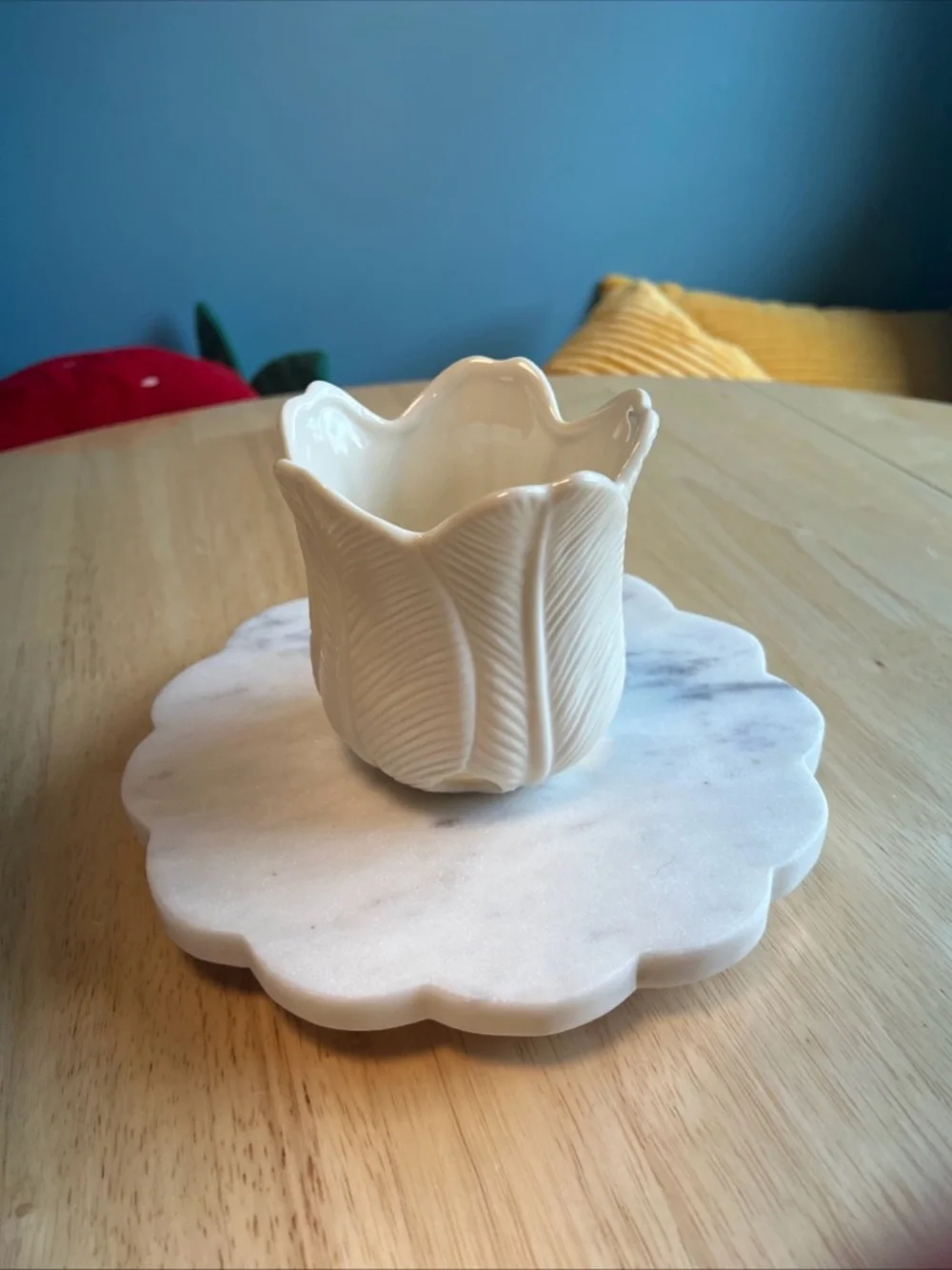 Partylite White Ceramic Tulip-Shaped Decorative tea light/candle holder